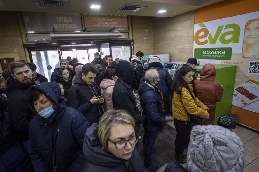 Người dân Nga và Ukraina đổ xô rút tiền mặt. Ảnh: Getty Người dân Nga và Ukraina đổ xô rút tiền mặt. Ảnh: Getty