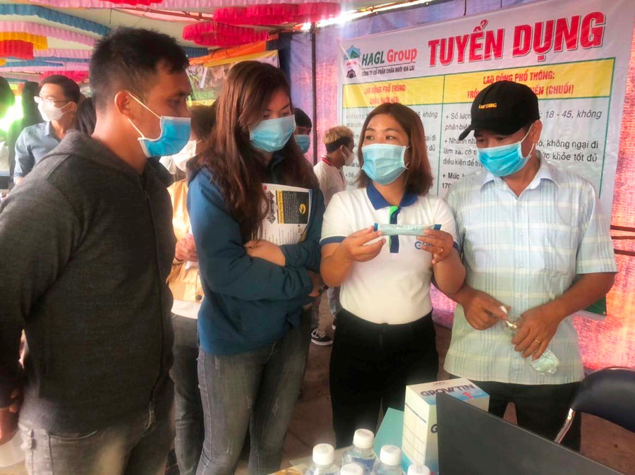 Công ty cổ phần Hoàng Anh Gia Lai phỏng vấn tuyển dụng lao động tại Hội chợ việc làm. Ảnh: Đinh Yến