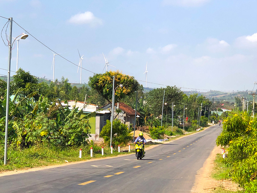 Nhờ tích cực tuyên truyền, vận động, đến nay, hầu hết các tuyến đường trên địa bàn xã An Trung, huyện Kông Chro có điện chiếu sáng.