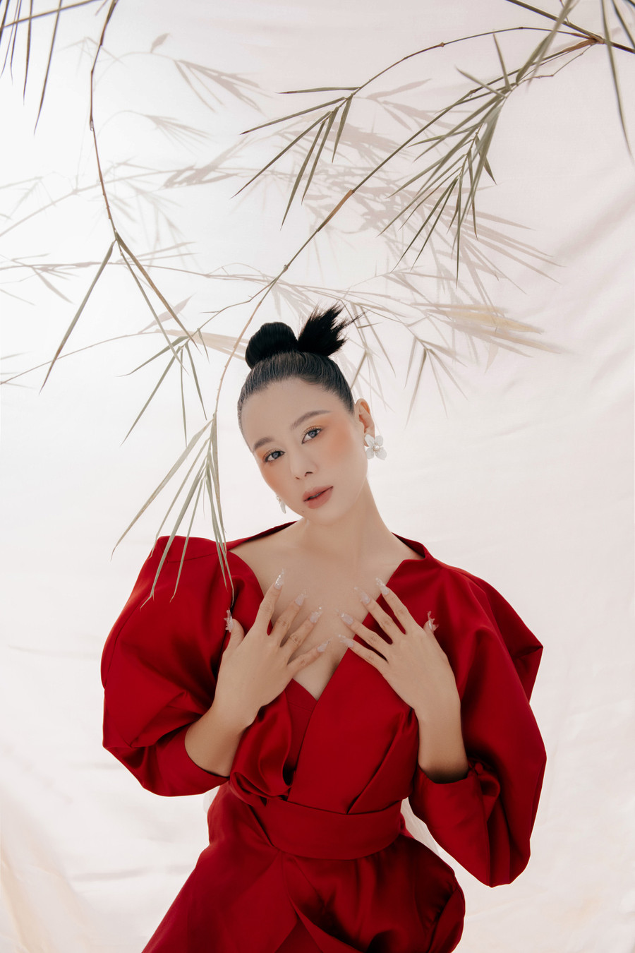 Trong ảnh, Nam Thư diện chiếc váy đỏ cách điệu của nhà thiết kế Phương My, khoe nhan sắc cuốn hút. Nữ diễn viên chọn lối make up sắc sảo, kết hợp cùng kiểu tóc cầu kỳ và tạo dáng bên thanh trúc nhỏ. Nhờ kinh nghiệm có được, Nam Thư nhanh chóng thể hiện đúng tinh thần mà bộ ảnh hướng đến.