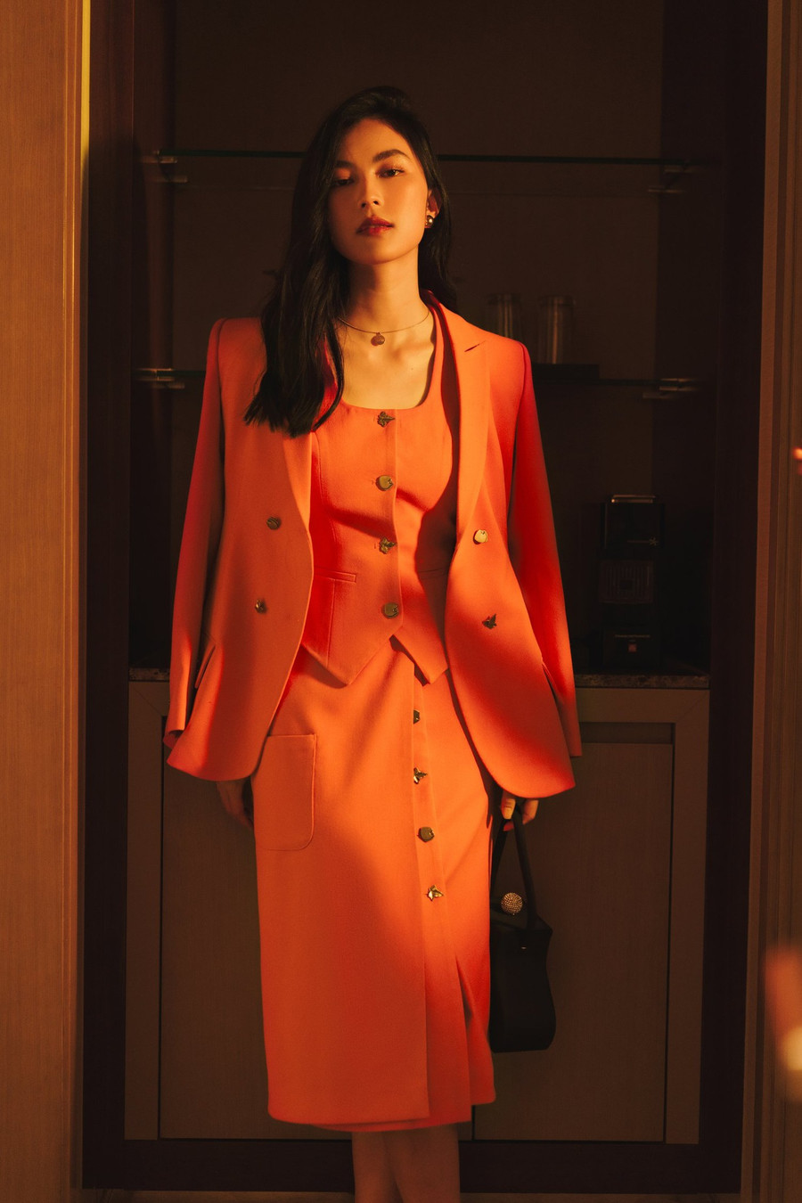 Người phụ nữ trong thời trang của HOBB là người chủ bữa tiệc đầy màu sắc. Ẩn giấu sau vẻ kín đáo lạnh lùng là nét thi vị, kiêu kỳ và sự sẵn lòng dẫn dắt vị khách hiếu kì khám phá thế giới của sự mê hoặc - thế giới nội tâm của người phụ nữ.