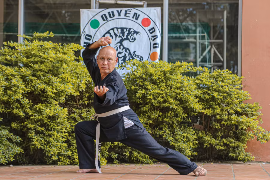 Võ sư Đoàn Phú trình diễn một thế võ Hổ quyền. Ảnh: Lê Hoài Nhân
