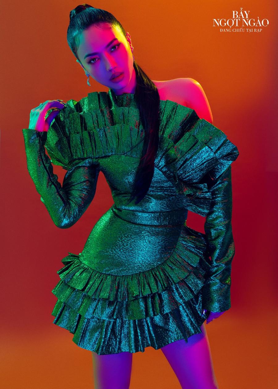 Diệu Nhi đầy cá tính với kiểu tóc vấn cao cùng mẫu đầm lệch vai được thiết kế cầu kì. Ảnh: ĐPCC