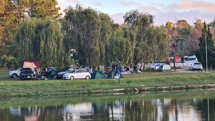 Rất đông du khách lựa chọn hình thức ngủ qua đêm dọc bờ hồ Xuân Hương vì không tìm được phòng nghỉ. Ảnh: CC