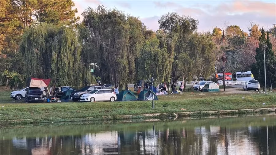 Rất đông du khách lựa chọn hình thức ngủ qua đêm dọc bờ hồ Xuân Hương vì không tìm được phòng nghỉ. Ảnh: CC