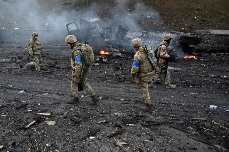 Quân nhân Ukraina thu thập các quả đạn chưa nổ ở Kiev ngày 26.2. Ảnh: AFP Quân nhân Ukraina thu thập các quả đạn chưa nổ ở Kiev ngày 26.2. Ảnh: AFP