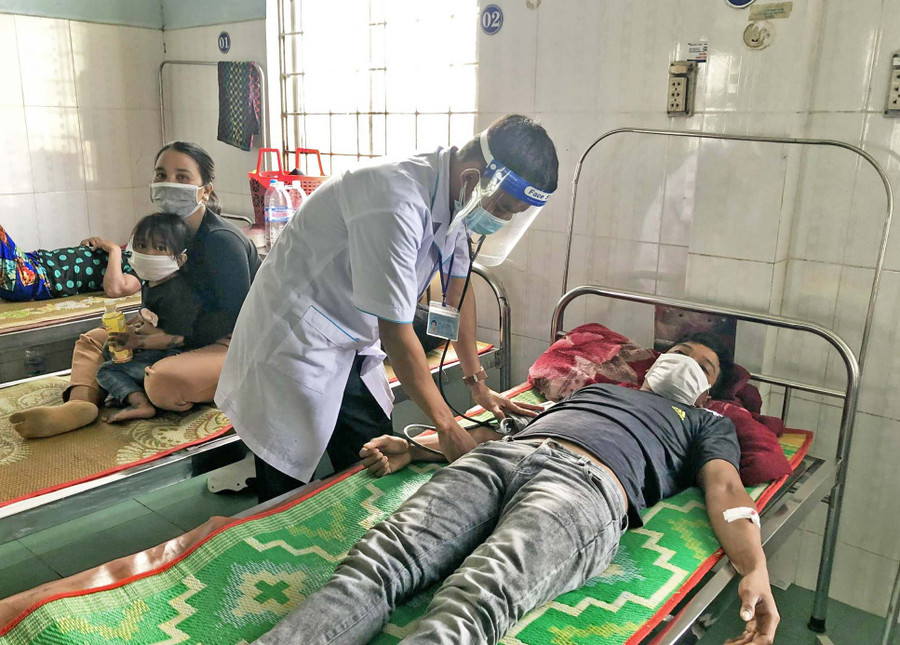 Bác sĩ Trung tâm y tế huyện Krông Pa khám, điều trị bệnh cho người dân. Ảnh: Vũ Chi