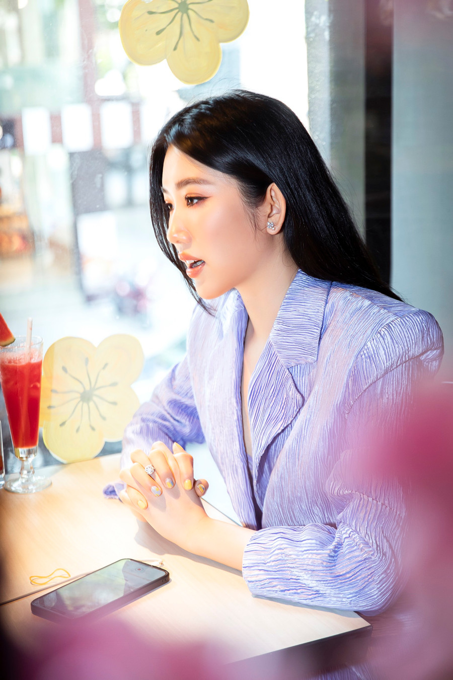 "Những ngày mới bắt đầu "bén duyên" với gameshow, chị Lan Ngọc là người cổ vũ, chia sẻ kinh nghiệm cho tôi rất nhiều", Thúy Ngân cho biết. Ảnh: NVCC