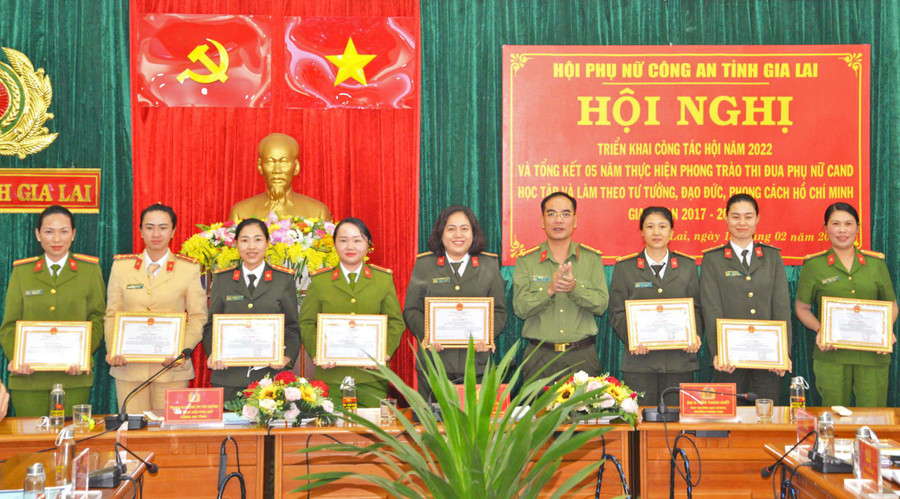 Đại tá Phạm Hữu Trường-Phó Bí thư Đảng ủy, Phó Giám đốc, Trưởng Ban Vì sự tiến bộ phụ nữ Công an tỉnh trao thưởng cho các tập thể và cá nhân. Ảnh: Nguyễn Hữu