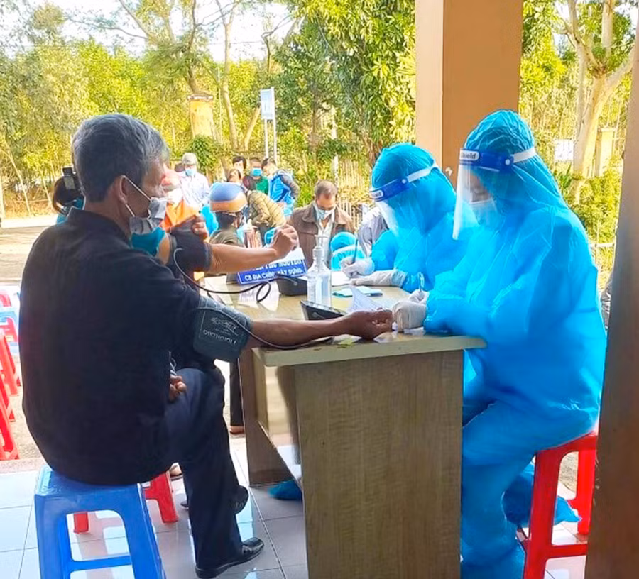  Nhân viên Trạm Y tế phường An Phước tổ chức khám sàng lọc, tiêm vắc xin phòng Covid-19 cho người dân. Ảnh: Ngọc Minh