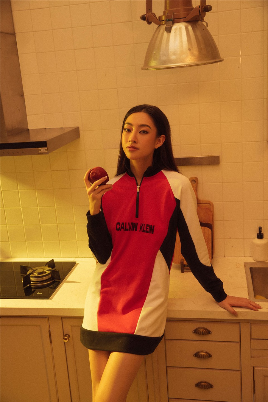 Không chỉ đồng hành cùng cuộc thi Miss World Vietnam 2022 với cương vị đương kim Hoa hậu, Lương Thùy Linh còn nắm giữ vai trò “cầm cân nảy mực” năm nay. Cô cùng các vị giám khảo quyền lực chọn ra chủ nhân xuất sắc nhất cho chiếc vương miện. Tân hoa hậu cũng là chiến binh tiếp theo chinh chiến một trong những đấu trường nhan sắc lớn nhất hành tinh - Miss World. Ảnh: Trang Nguyễn. 