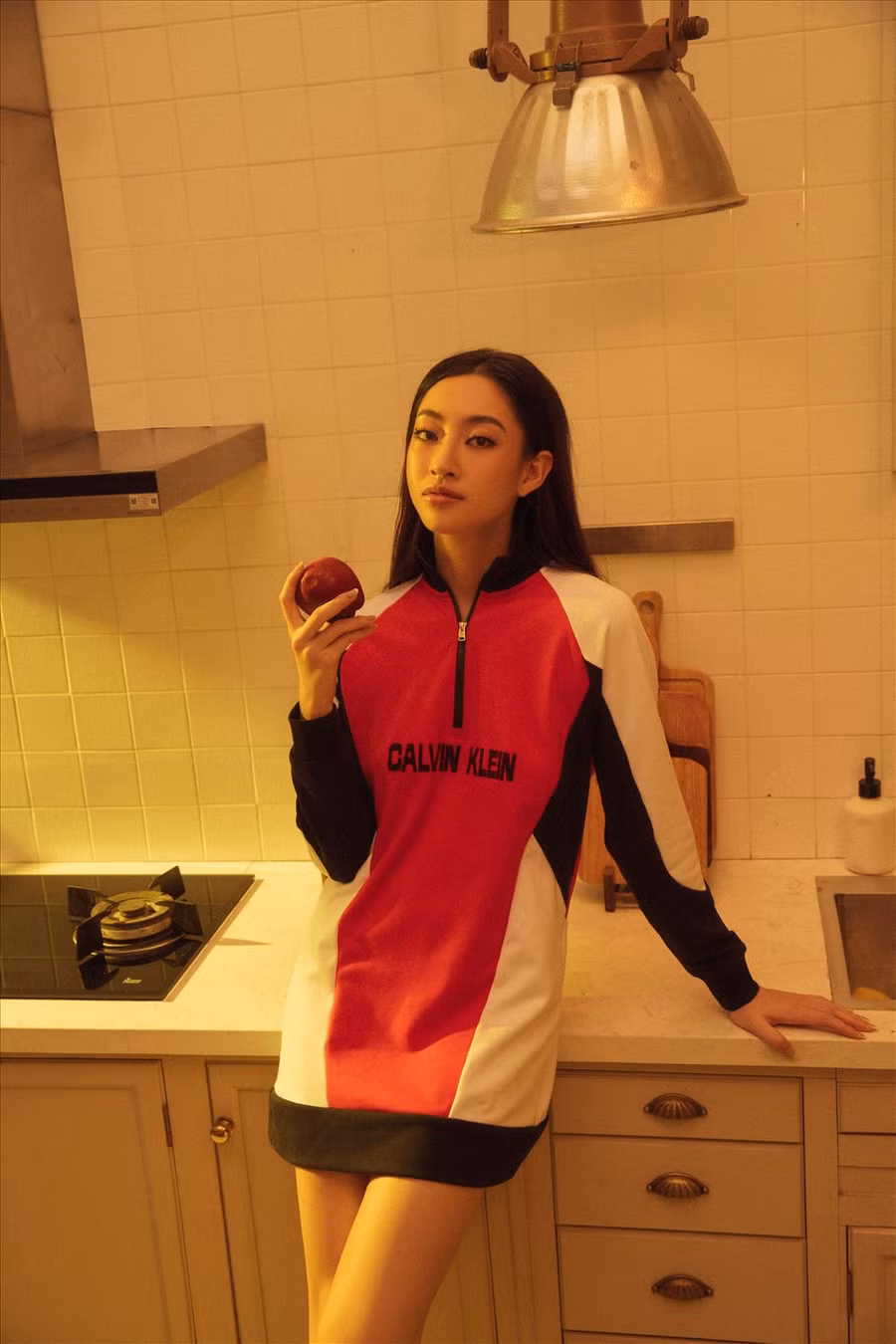 Không chỉ đồng hành cùng cuộc thi Miss World Vietnam 2022 với cương vị đương kim Hoa hậu, Lương Thùy Linh còn nắm giữ vai trò “cầm cân nảy mực” năm nay. Cô cùng các vị giám khảo quyền lực chọn ra chủ nhân xuất sắc nhất cho chiếc vương miện. Tân hoa hậu cũng là chiến binh tiếp theo chinh chiến một trong những đấu trường nhan sắc lớn nhất hành tinh - Miss World. Ảnh: Trang Nguyễn. 