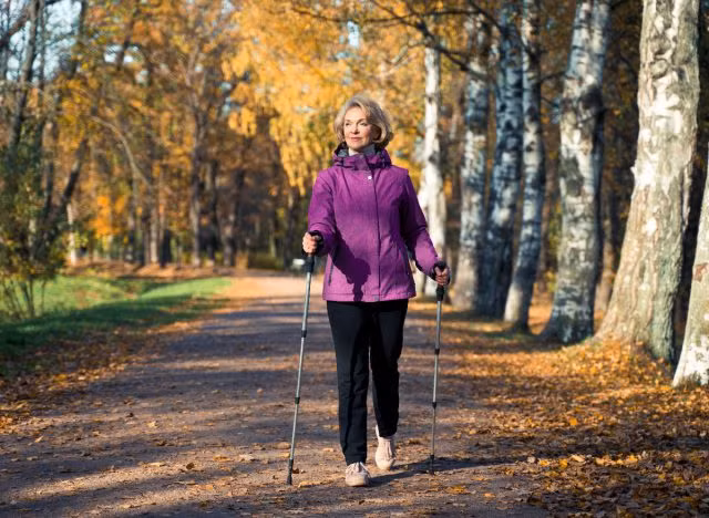 Đi bộ đường dài là một cách giảm căng thẳng đặc biệt tuyệt vời vì bổ sung các điểm tham quan, âm thanh và mùi của thiên nhiên. Ảnh: Shutterstock