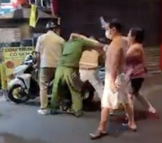 Hành vi của Hùng bị người đi đường ghi lại