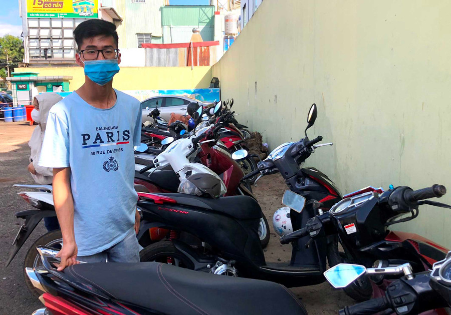 Anh Đặng Thế Quốc làm thêm dịp Tết là một sự thú vị vừa có thêm thu nhập vừa học được nhiều kinh nghiệm trong cuộc sống. 