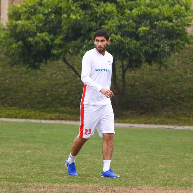 Jahongir Abdumuminov trong màu áo CLB Viettel. Ảnh SPORT