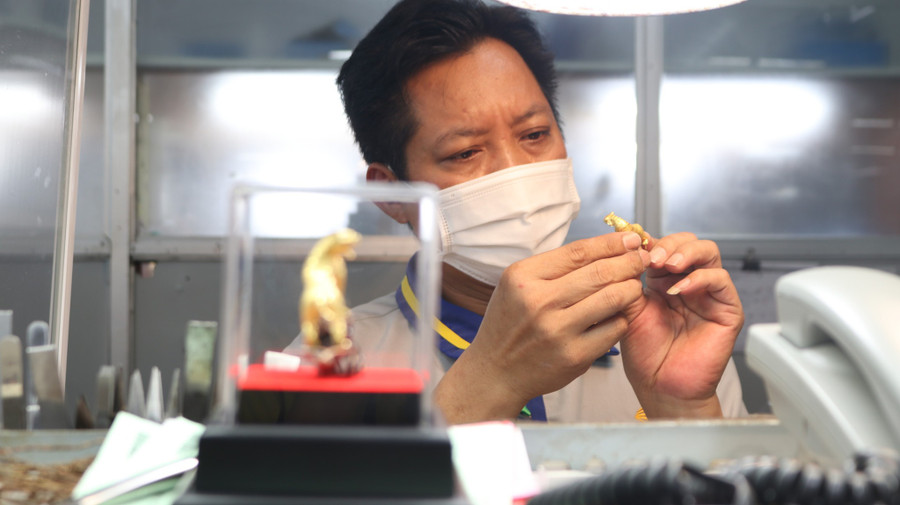 Nghệ nhân chế tác hổ vàng chuẩn bị dịp vía thần tài 2022. Ảnh: Phước Thừa