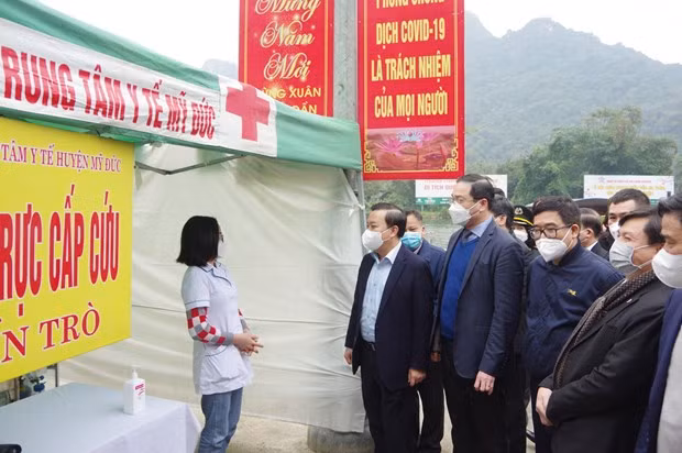 Lãnh đạo Hà Nội kiểm tra toàn tuyến du lịch khu di tích đặc biệt thắng cảnh Hương Sơn. Ảnh: PV/Vietnam+