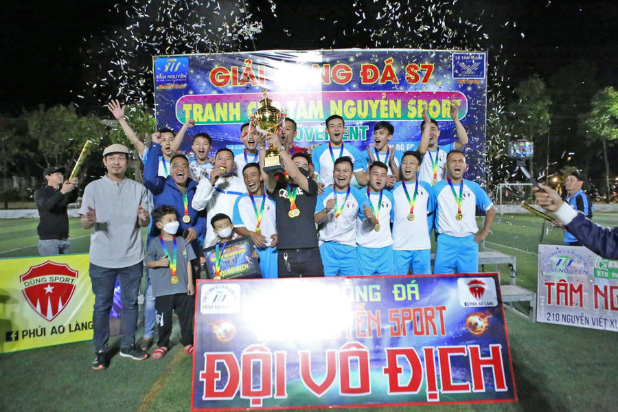 Đội bóng Suboy FC đã lên ngôi vô địch sau khi đánh bại các cầu thủ Bê tông 26. Ảnh: Văn Ngọc