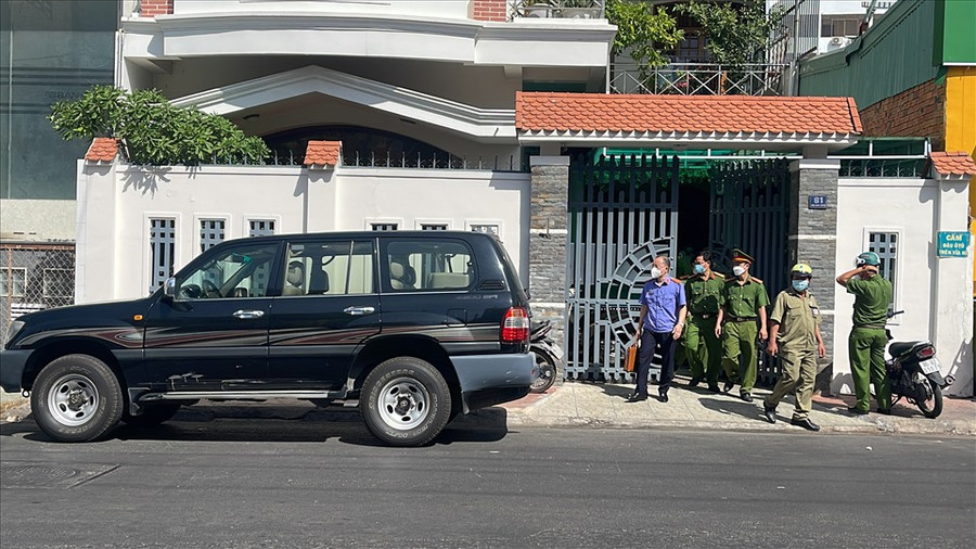 Khám xét tại nhà bị can Lương Văn Hải, nguyên Phó Chủ tịch tỉnh Bình Thuận. Ảnh: DT