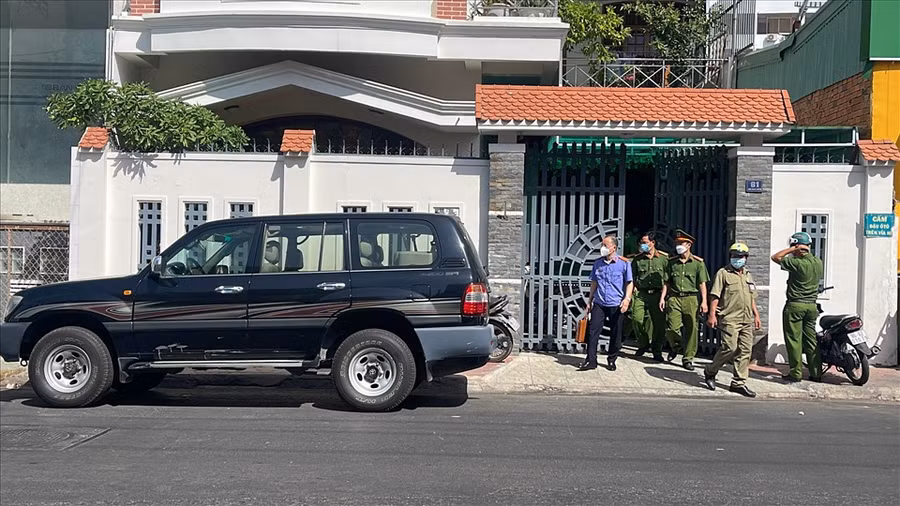 Khám xét tại nhà bị can Lương Văn Hải, nguyên Phó Chủ tịch tỉnh Bình Thuận. Ảnh: DT