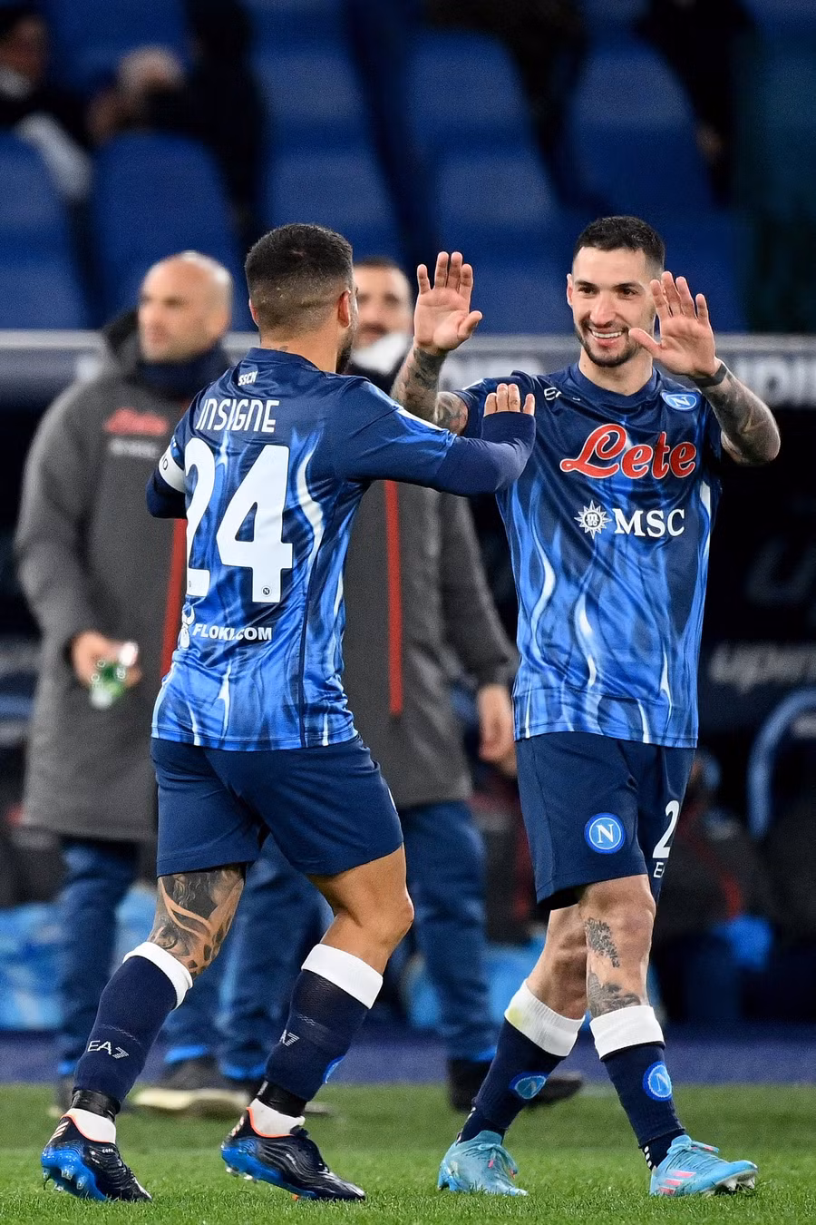 Napoli giành chiến thắng nghẹt thở trước Lazio, qua đó chiếm ngôi đầu Serie A. Ảnh: AFP