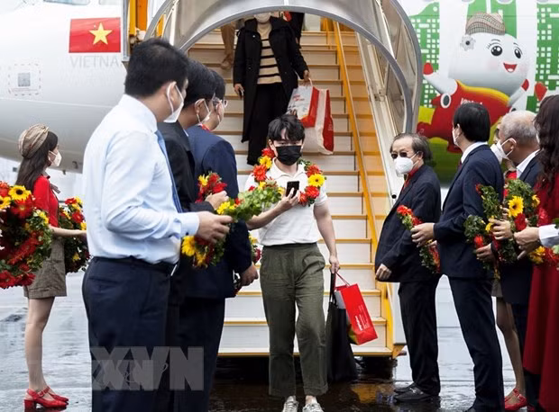 Những vị khách quốc tế đầu tiên trở lại Phú Quốc hồi cuối năm 2021. (Ảnh: TTXVN)