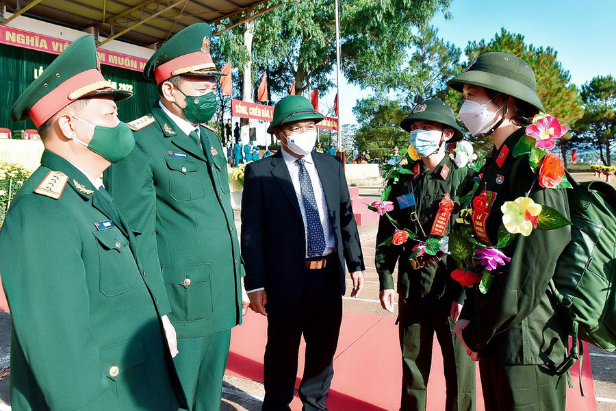 Bí thư Tỉnh ủy Hồ Văn Niên (đứng giữa) động viên các thanh niên lên đường nhập ngũ. Ảnh: Đức Thụy Bí thư Tỉnh ủy Hồ Văn Niên (bìa phải) tặng hoa, động viên các thanh niên lên đường nhập ngũ. Ảnh: Quang Tấn