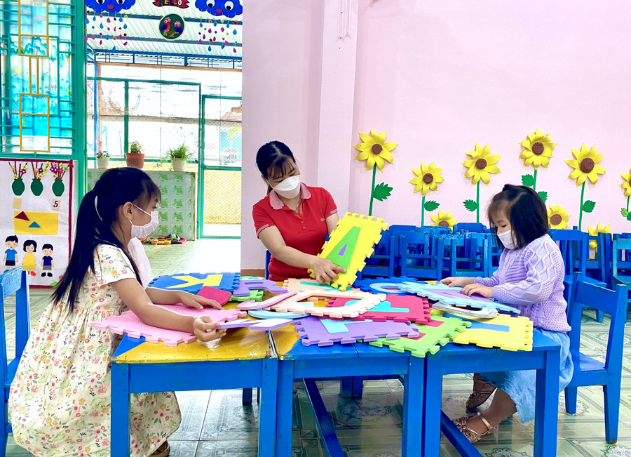Học sinh mầm non trên địa bàn TP. Pleiku tạm dừng đến trường từ ngày 28-2 để đảm bảo an toàn phòng-chống dịch. Ảnh: Mộc Trà Cô trò Trường Mầm non Hoa Phong Lan (phường Hoa Lư) phấn khởi khi được trở lại trường. Ảnh: Mộc Trà