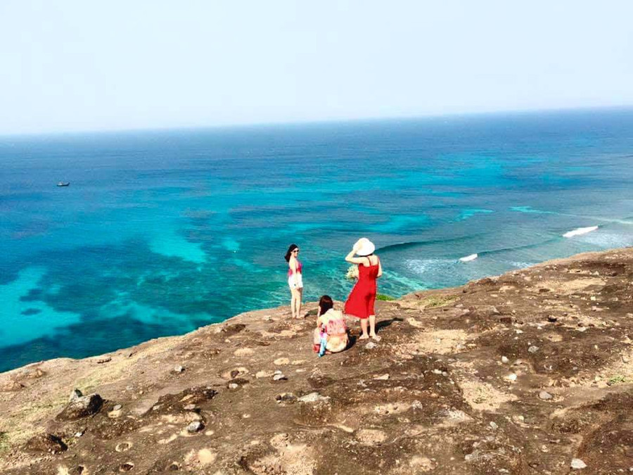 Nước xanh như ngọc tại đảo bé. Ảnh: Tranghoang com.