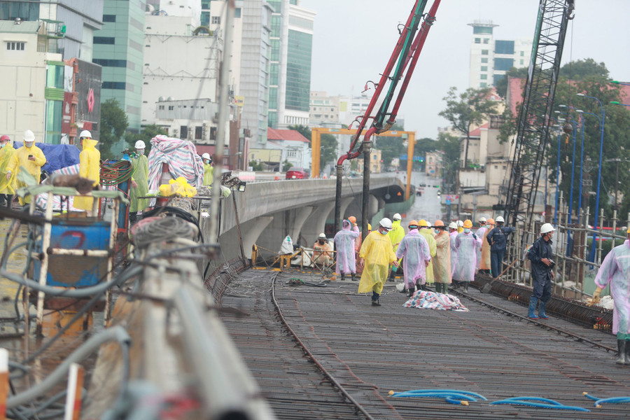 Thi công công trình cầu Thủ Thiêm 2. Ảnh: Hải Long