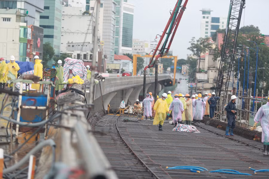 Thi công công trình cầu Thủ Thiêm 2. Ảnh: Hải Long