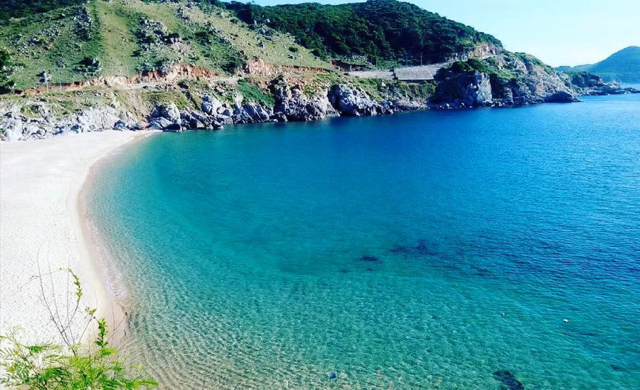 Vẻ đẹp bình yên biển Ninh Chữ. Ảnh: dulichbien.