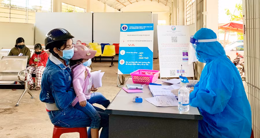 Người dân khai báo y tế tại Khu sàng lọc Covid-19- Bệnh viên Nhi Gia Lai. Ảnh: Như Nguyện