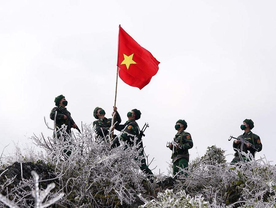 Cán bộ chiến sĩ Đồn biên phòng Xín Cái (Bộ chỉ huy Bộ đội biên phòng Hà Giang) khẳng định chủ quyền trên biên giới. Ảnh: Độc Lập