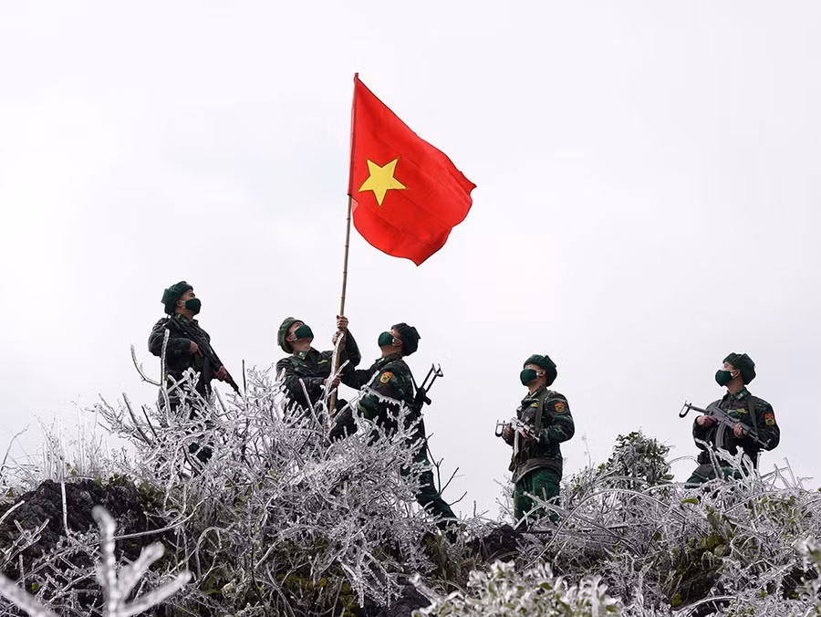 Cán bộ chiến sĩ Đồn biên phòng Xín Cái (Bộ chỉ huy Bộ đội biên phòng Hà Giang) khẳng định chủ quyền trên biên giới. Ảnh: Độc Lập