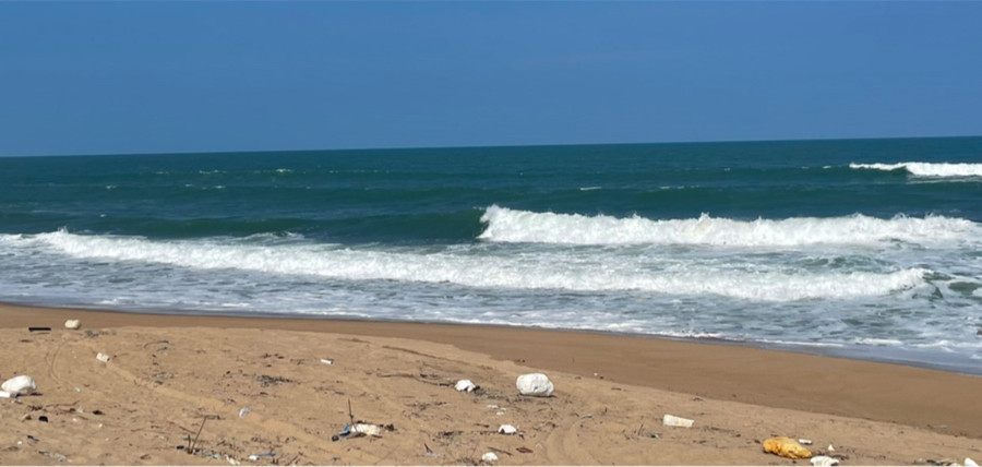 Du khách cần hết sức cẩn thận khi tắm biển lúc có sóng lớn. Ảnh: Đức Huy