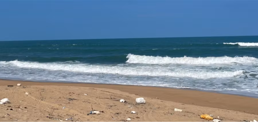 Du khách cần hết sức cẩn thận khi tắm biển lúc có sóng lớn. Ảnh: Đức Huy