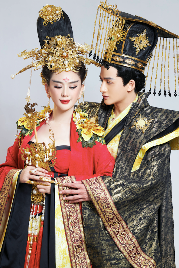 Đáng chú ý, xuất hiện trong loạt ảnh cùng giọng ca Kẻ cắp trái tim là một anh chàng điển trai. Điều này khiến khán giả vô cùng tò mò, đặt nghi vấn về mối quan hệ của cả hai sau những khoảnh khắc tình tứ trên ảnh. NVCC Đáng chú ý, xuất hiện trong loạt ảnh cùng giọng ca Kẻ cắp trái tim là một anh chàng điển trai. Điều này khiến khán giả vô cùng tò mò, đặt nghi vấn về mối quan hệ của cả hai sau những khoảnh khắc tình tứ trên ảnh. NVCC