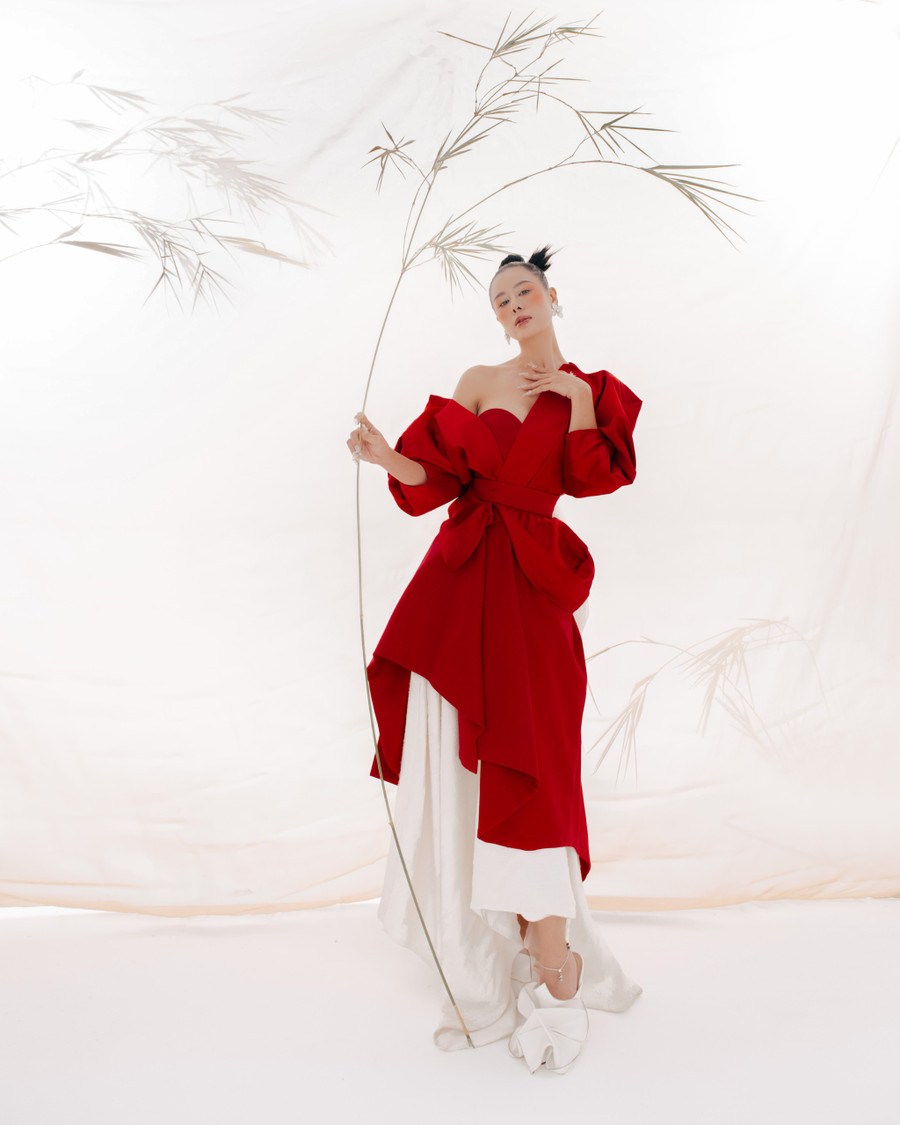  Nhìn lại năm 2021, Nam Thư thấy tiếc nuối khi dịch bệnh cướp đi những người thân yêu, khiến các dự án của cô gần như phải hoãn lại. Tuy nhiên, nữ diễn viên xem đây là tình hình chung nên cô cố gắng đón nhận mọi thứ bằng nguồn năng lượng tích cực hơn. Trong khi đó, điều khiến Nam Thư tự hào nhất chính là việc được tham gia vào hoạt động thiện nguyện, trở thành tình nguyện viên chống dịch. Với nữ diễn viên, được lao vào tâm dịch, trao những phần nhu yếu phẩm cần thiết cho F0 là những khoảnh khắc cô không thể nào quên trong hành trình mấy tháng đi chống dịch.