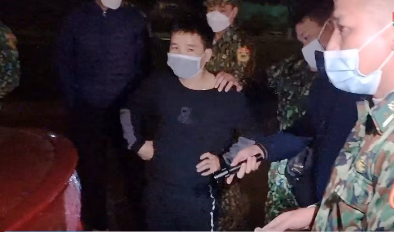 Đối tượng Ch thời điểm bị phát hiện cùng lô thuốc (được cho là thuốc điều trị COVID-19). Ảnh: T.L