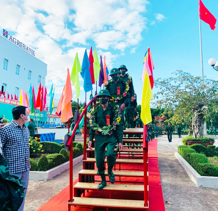 Các tân binh ở huyện Chư Prông bước qua cầu vinh quang lên đường nhập ngũ. Ảnh: Hồng Thương Các tân binh ở huyện Chư Prông bước qua cầu vinh quang lên đường nhập ngũ. Ảnh: Hồng Thương