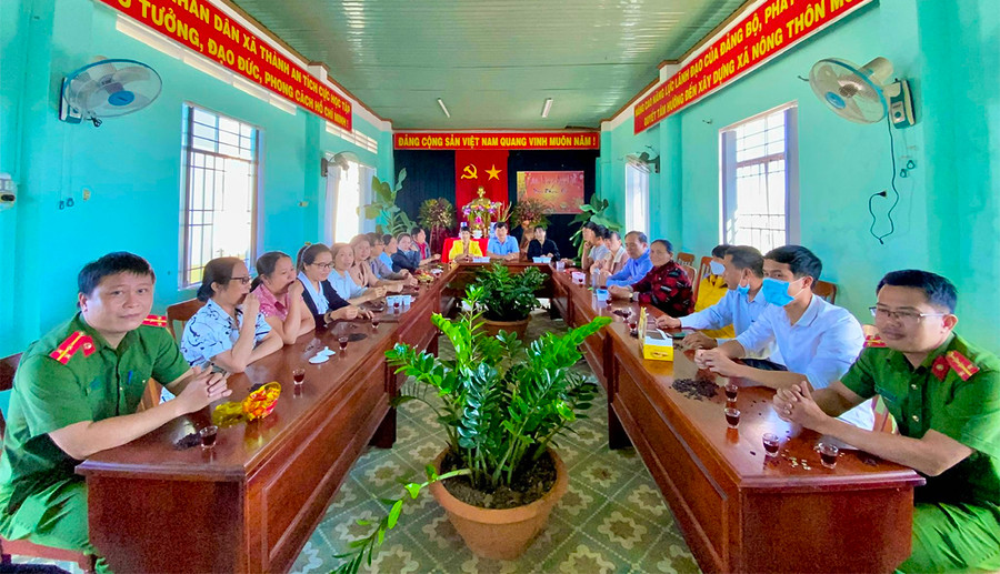 Buổi giao ban, gặp mặt đầu năm tại UBND xã Thành An (thị xã An Khê) có đông đủ lãnh đạo Đảng ủy, UBND và cán bộ, công chức, viên chức xã. Ảnh: Ngọc Minh Buổi giao ban, gặp mặt đầu năm tại UBND xã Thành An, thị xã An Khê có đông đủ lãnh đạo Đảng ủy, UBND và cán bộ, công chức, viên chức xã. Ảnh: Ngọc Minh