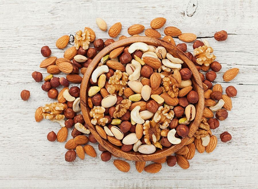 Các loại hạt không chỉ giàu protein mà còn chứa nhiều chất xơ và chất béo lành mạnh như Omega-3. Ảnh: Shutterstock