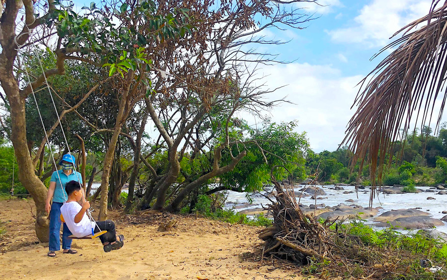 Khu vực thác Võ (thôn Tân Phong, xã Tân An, huyện Đak Pơ) được nhiều gia đình lựa chọn đến vui chơi trong ngày mùng 3 Tết. Ảnh: Ngọc Minh