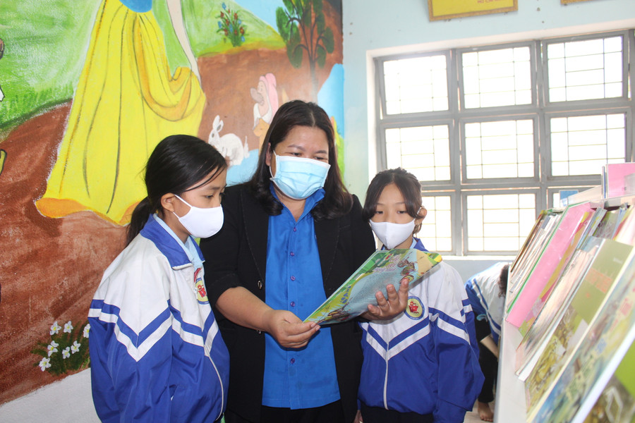 Chị Hà Thị Giang Thảo (ở giữa)-Bí thư Tỉnh Đoàn cùng các em học sinh Trường Tiều học Lê Hồng Phong tham quan Không gian đọc sách, tương tác và sinh hoạt Đội. Ảnh: Phan Lài