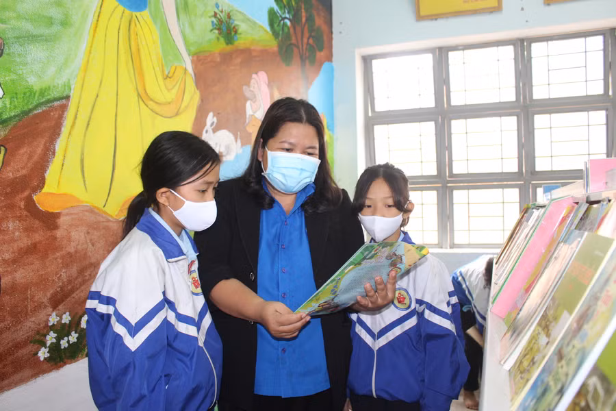 Chị Hà Thị Giang Thảo (ở giữa)-Bí thư Tỉnh Đoàn cùng các em học sinh Trường Tiều học Lê Hồng Phong tham quan Không gian đọc sách, tương tác và sinh hoạt Đội. Ảnh: Phan Lài