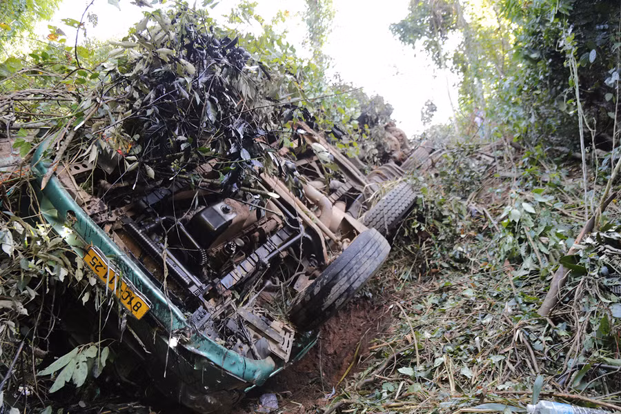 Chiếc xe nằm lọt thỏm ở đáy vực. Ảnh: Văn Ngọc