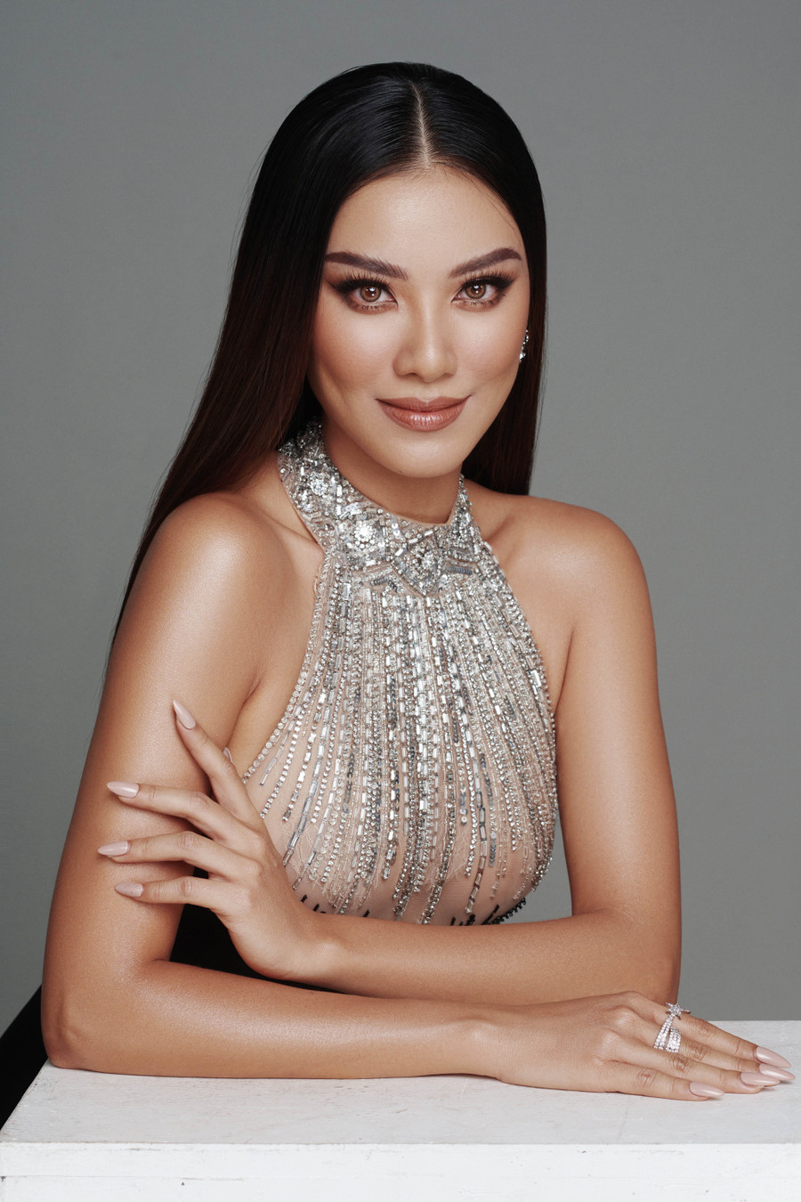 Vừa qua trong chương trình công bố tái khởi động Hoa hậu Hoàn vũ Việt Nam 2022, Á hậu Kim Duyên chính thức được công bố và trao quyền Đại diện Việt Nam tham gia Miss Supranational 2022. Ngay khi thông tin được tiết lộ đã gây sốt trong cộng đồng fans hâm mộ sắc đẹp, trên các trang mạng xã hội và giới truyền thông. Những lời động viên, cổ vũ, những lời khen, nhắn nhủ chân thành của khán giả khiến Kim Duyên xúc động.