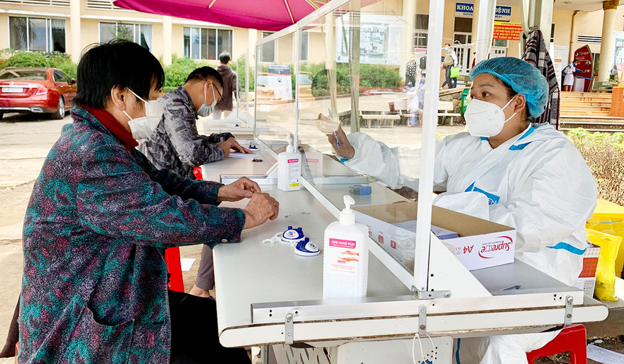 Người dân khai báo y tế trước khi vào khu khám bệnh tại Bệnh viện Đa khoa Gia Lai. Ảnh: Như Nguyện Người dân khai báo y tế trước khi vào khu khám bệnh tại Bệnh viện Đa khoa Gia Lai. Ảnh: Như Nguyện